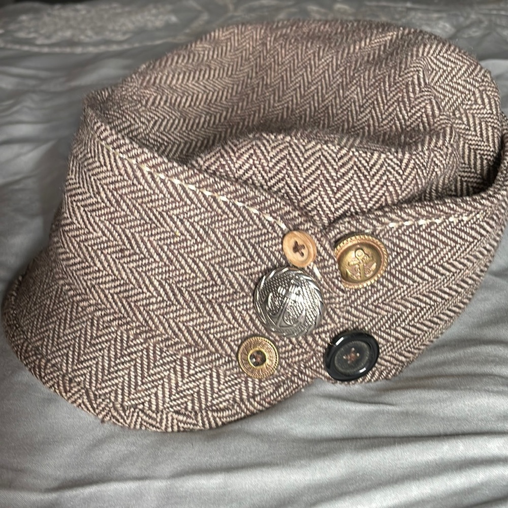 Woman’s paper boy hat with anchor buttons